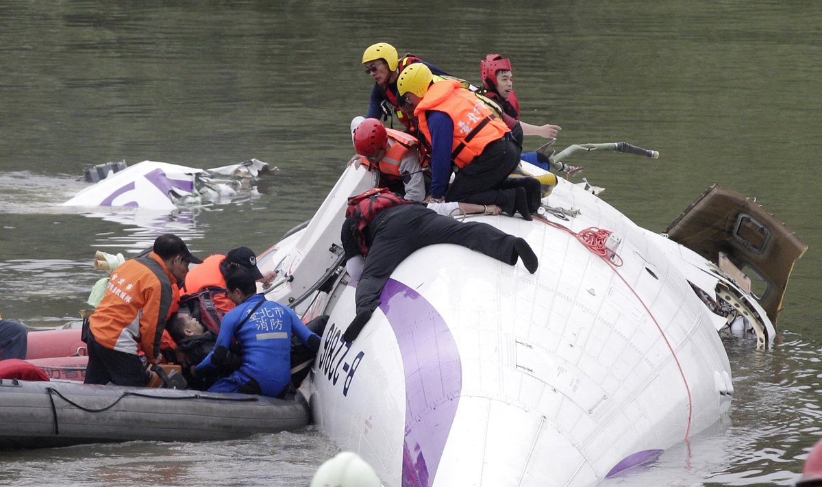 Avariniu būdu leidosi ir sudužo TransAsia lėktuvas 