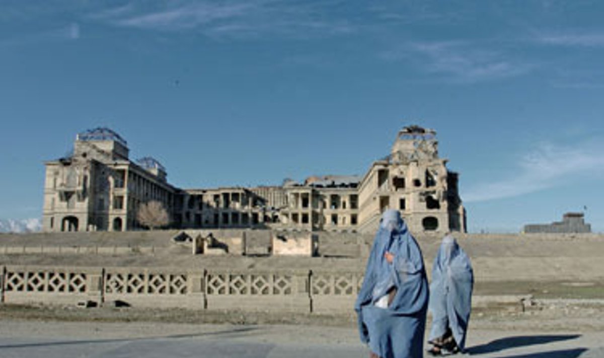 Karo apgadinti Darlaman rūmai Kabule, Afganistane.
