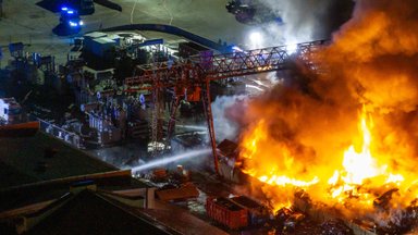 Delfi diena. Po Vilniuje kilusio gaisro, ugniagesiai įvykio vietoje darbavosi visą naktį