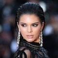 Kanų kino festivalyje perregima suknele pasipuošusi ir liemenėlės atsisakiusi Kendall Jenner – malonumas akims