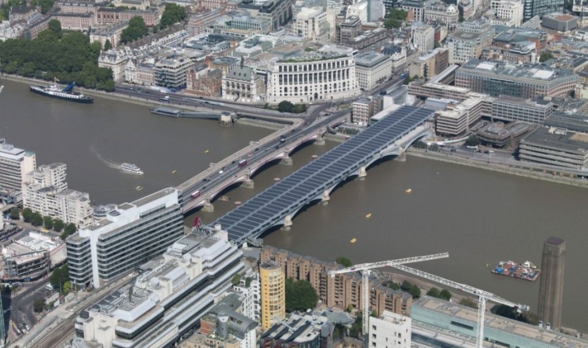 Saulės baterijų tiltas Londone / Network Rail and "Solarcentury" nuotr.