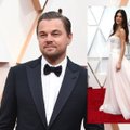 Leonardo DiCaprio raudonuoju „Oskarų“ kilimu žengė vienas, tačiau TV kameros jį užfiksavo su 22 metų mylimąja