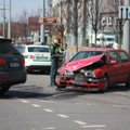 Vilniuje, šviesoforo reguliuojamoje sankryžoje, susidūrė „Audi“ ir „VW Golf“ - sužalota viena vairuotoja