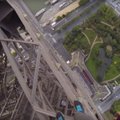 Krečia šiurpas: neįtikėtinu būdu pasiekė Eifelio bokšto viršūnę