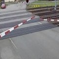 Vaizdo kamera užfiksavo, kaip partrenktas traukinio čekų pensininkas liko gyvas