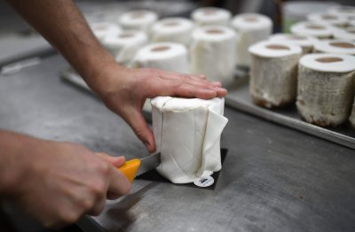 Sukurti karantino tualetinio popieriaus ritinių formos tortai