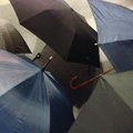 Lietingi orai išaugino skėčių pardavimus