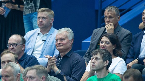Krepšinio rungtynes stebėjo ir žinomi žmonės: žaidėjus palaikė šalies prezidentas Gitanas Nausėda su žmona Diana