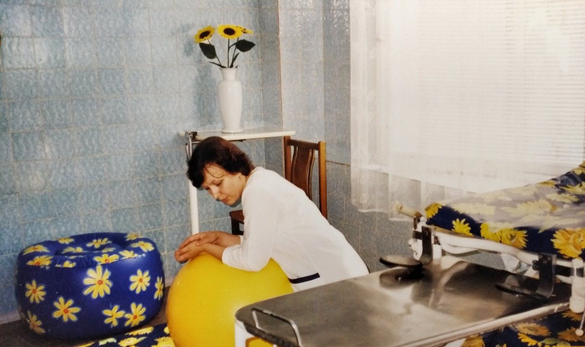 I. Joneliūnienė rodo nemedicininį gimdymo nuskausminimo pratimai ant kamuolio, 1993 m.