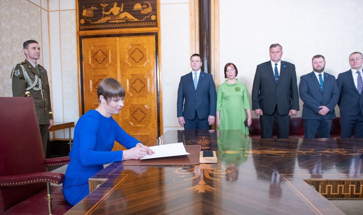 Kersti Kaljulaid pasirašo dekretą, kuriuo patvirtinama Juri Rato vyriausybėNaujoji Estijos vyriausybė ruošiasi duoti priesaiką parlamente