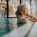Vokietijos baseinuose moterims leista maudytis be viršutinės bikinio dalies