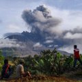 Indonezijoje vėl nubudęs Sinabungo ugnikalnis spjaudė įkaitusius pelenus