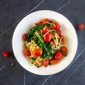 Mėgstantiems makaronų patiekalus – spagečiai su slyviniais pomidorais