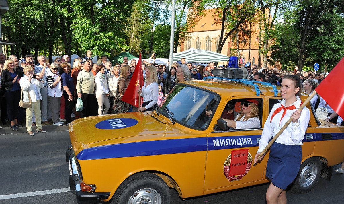 Druskininkų kurorto šventės paradas neapsiėjo be pionierių ir raudonų vėliavų (R. Sadausko-Kvietkevičiaus nuotr.)