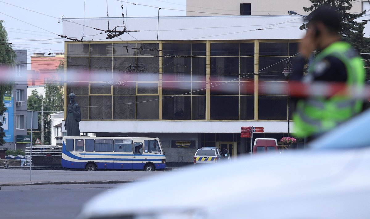 Lucke autobusą užgrobęs užpuolikas tebelaiko apie 10 įkaitų 