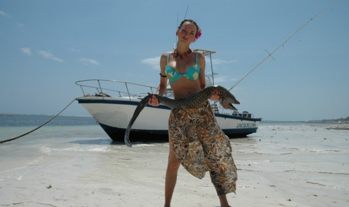 J.Anusauskienė su žuvim morena, Kenija