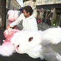 Prie parduotuvės Paryžiuje PETA pešė gigantišką triušį