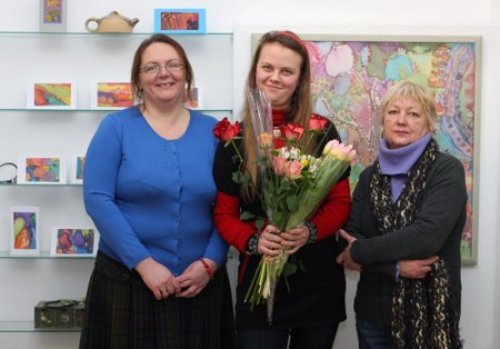 Teresė Šlėkaitytė (viduryje) su mokytoja dailininke Rasa Labinate (kairėje) ir dailininke Regina Fledžinskiene (dešinėje)