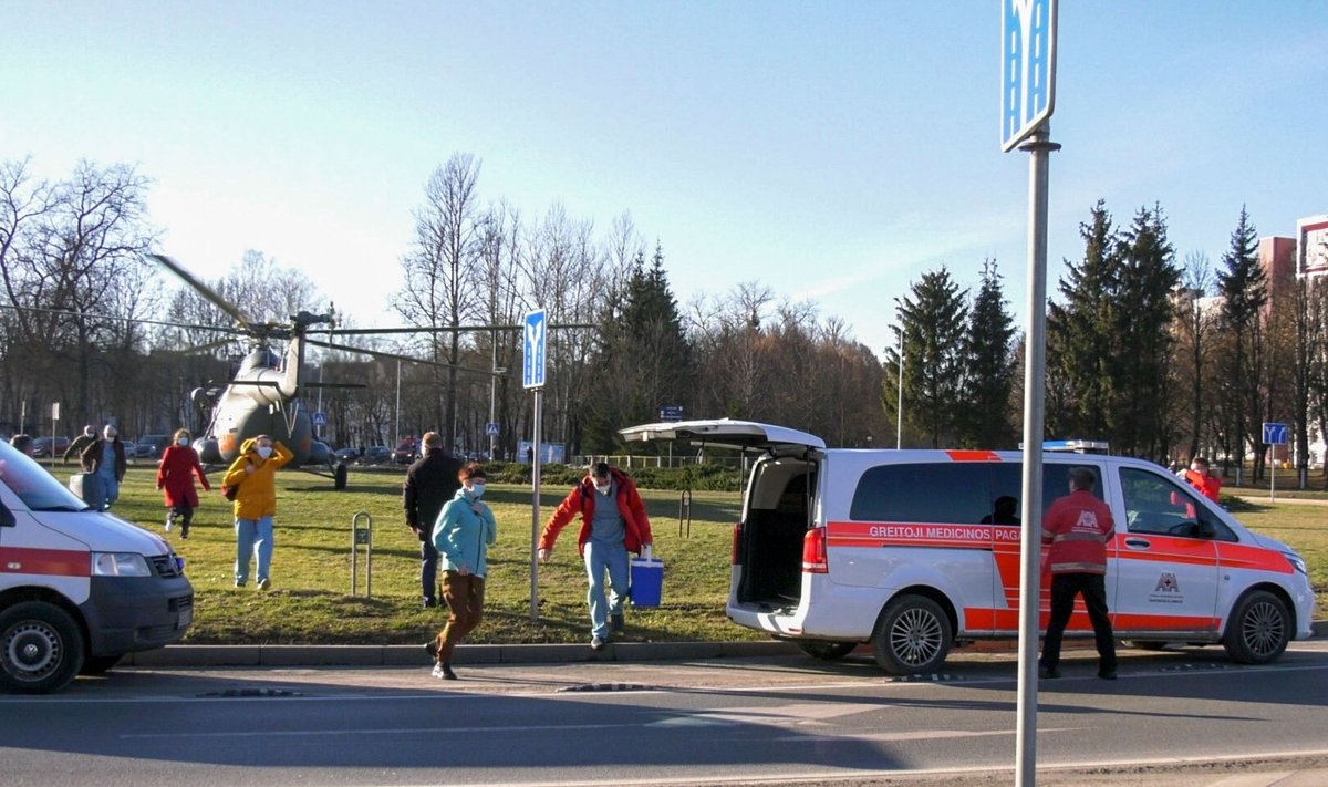 Vilniaus eismo žiede prie VUL Santaros klinikų nusileido sraigtasparnis su donoro širdimi iš Latvijos