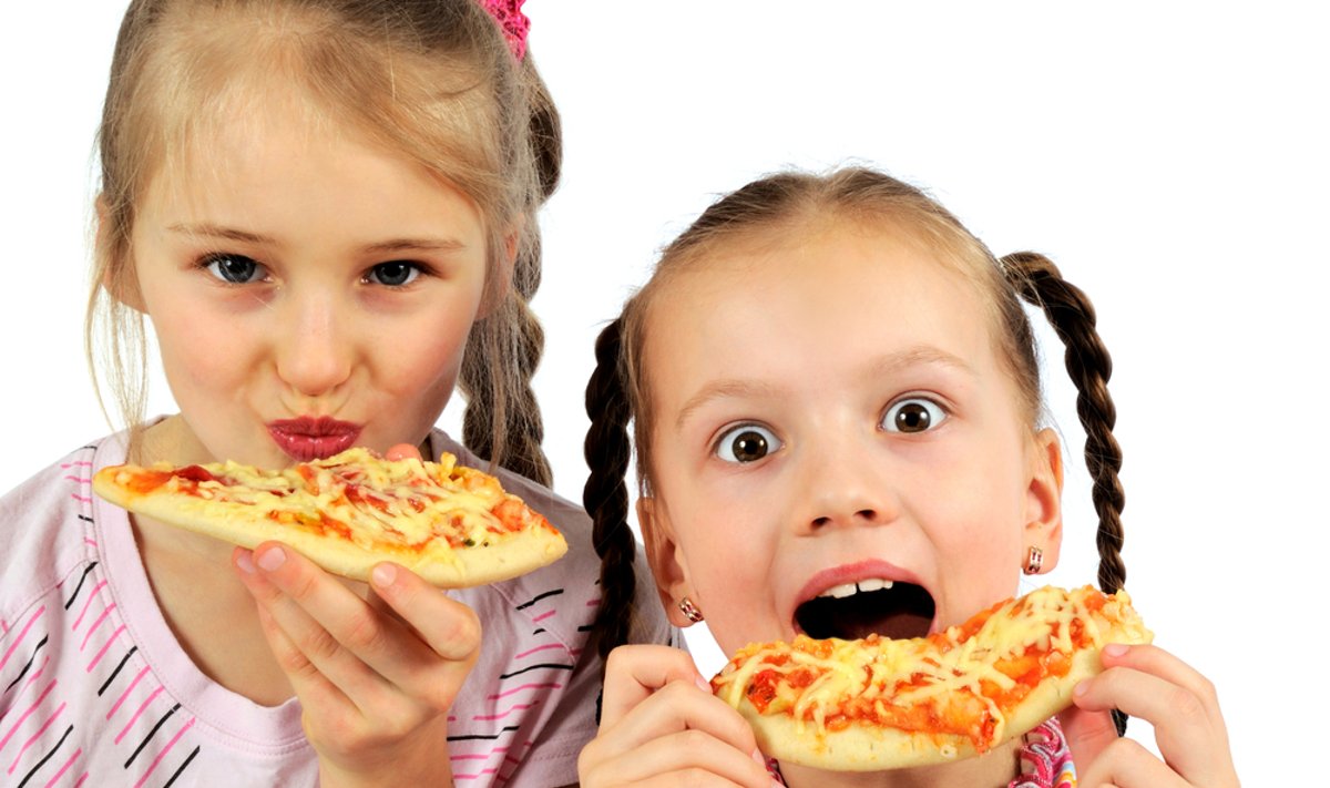 Vaikai valgo picą