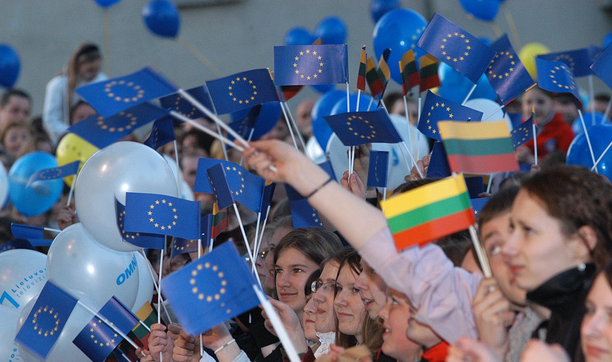 Istorinė Lietuvos įstojimo į Europos Sąjungą diena buvo pasitikta koncertu Europos aikštėje.