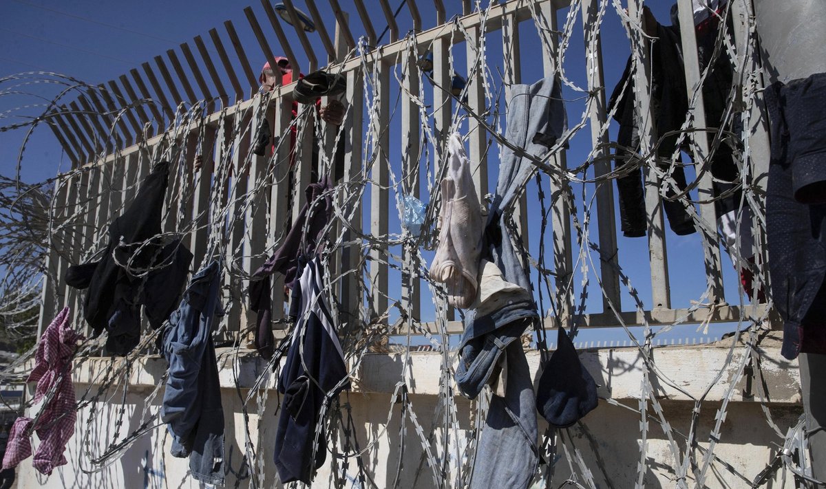Migrantų palikti drabužiai ant spygliuotos vielos