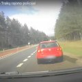 120 km/val. greičiu važiavusius patrulius aplenkusio „VW Golf“ vairuotojo pasiteisinimas: „skubėjau, nes labai skubu“