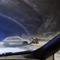 Apsnigtoje gatvėje „Audi“ rėžėsi į stulpą, nukentėjo vairuotojas
