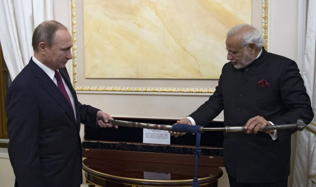 Rusijos prezidentas Indijos premjerui padovanojo M. Gandžio užrašus ir kardą