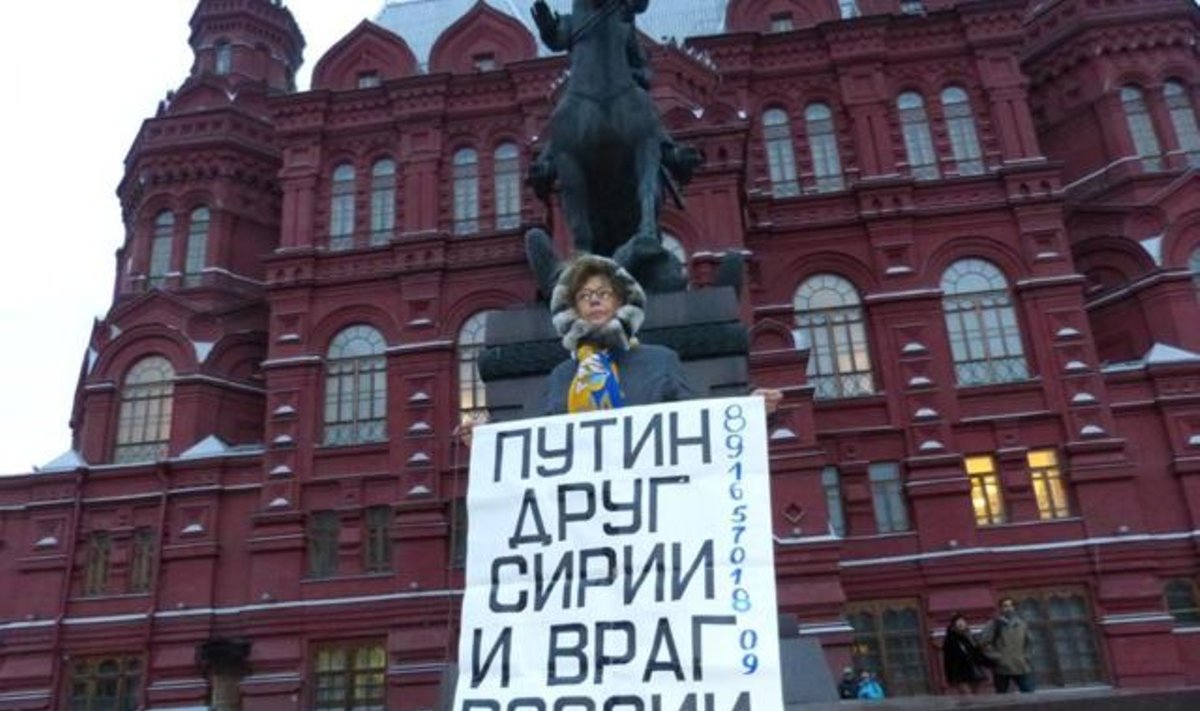 Пикет Ирины Калмыковой на Манежной площади, 2015 год