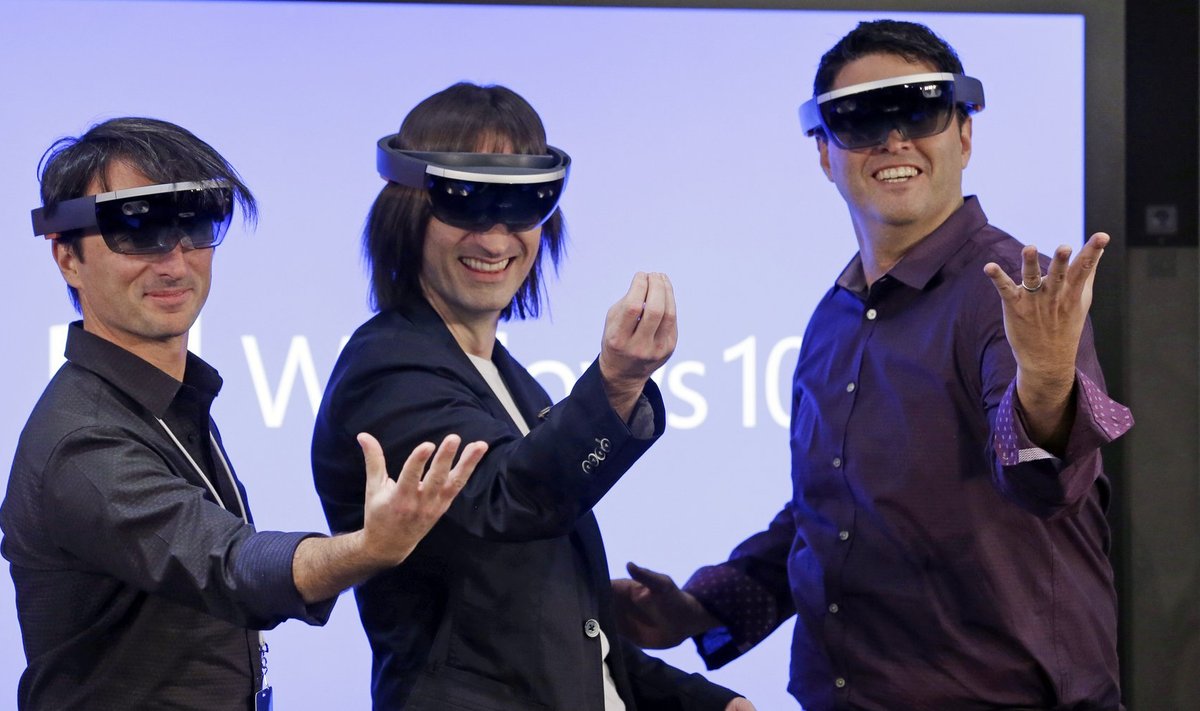 "Microsoft" vadovai demonstruoja "HoloLens" kompiuterį
