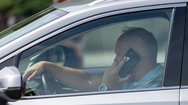 Siūloma griežtinti draudimą naudotis telefonu prie vairo: vairuotojų pasiteisinimams ateina galas
