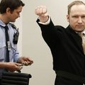 Dėl 77 žmonių nužudymo  teisiamas A.Breivikas teisme pasisveikino iškėlęs kumštį