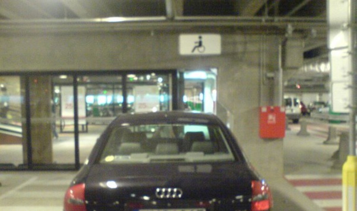 Audi neįgaliesiems skirtoje vietoje. Skaitytojo nuotr. 