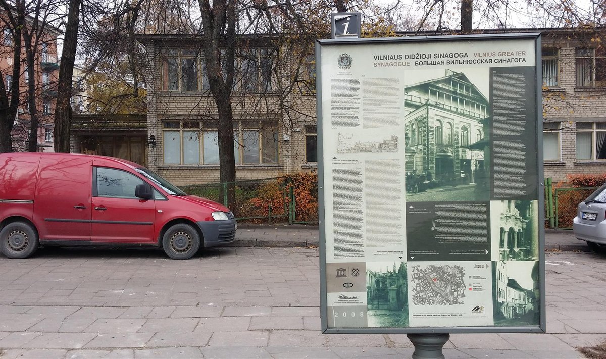 Informacinis stendas apie Vilniaus Didžiąją sinagogą Vokiečių gatvės kieme