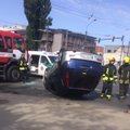 В Каунасе на перекрёстке столкнулись автомобили: одна машина перевернулась, ранены люди