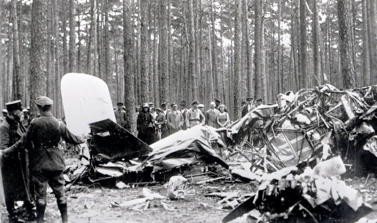 „Lituanicos“ katastrofos vieta Dėlcigo miško pakraštyje vokiečių oro policijos pirminio tyrimo metu, 1933-07-17. / Lietuvos centrinis valstybės archyvas