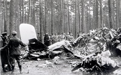 „Lituanicos“ katastrofos vieta Dėlcigo miško pakraštyje vokiečių oro policijos pirminio tyrimo metu, 1933-07-17. / Lietuvos centrinis valstybės archyvas