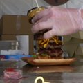 Šeichai nepajėgs atsispirti: Dubajuje pristatytas mėsainis su 24 karatų aukso bandele