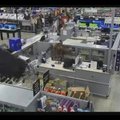 Nufilmuota, kaip plėšikautojai iš prekybos centro pavagia prekių už 100 tūkst. JAV dolerių