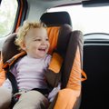 Naujovė pavėžėjų automobiliuose – specialios kėdutės mažyliams