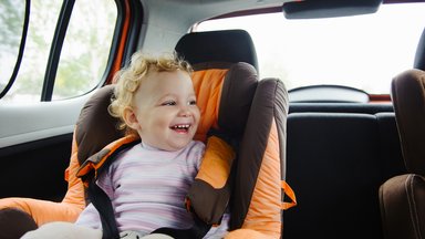 Naujovė pavėžėjų automobiliuose – specialios kėdutės mažyliams