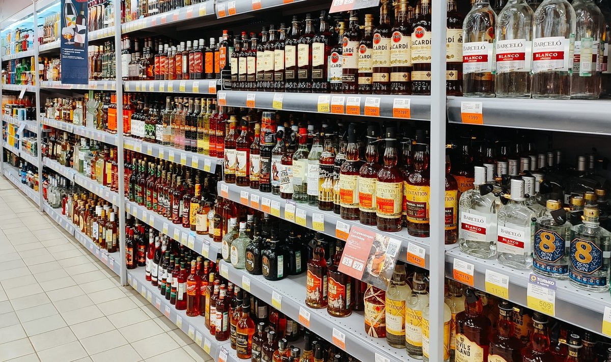 Alkoholio lentynos Smolensko parduotuvėje, Rusijoje (nufotografuota 2023 m. vasarį)