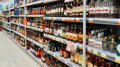Alkoholio lentynos Smolensko parduotuvėje, Rusijoje (nufotografuota 2023 m. vasarį)