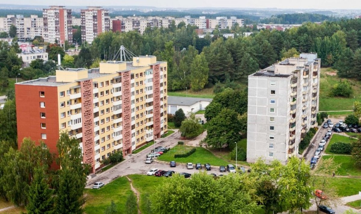 Renovuotas (dešinėje) ir nerenovuotas daugiabučiai Lazdynų rajone Vilniuje