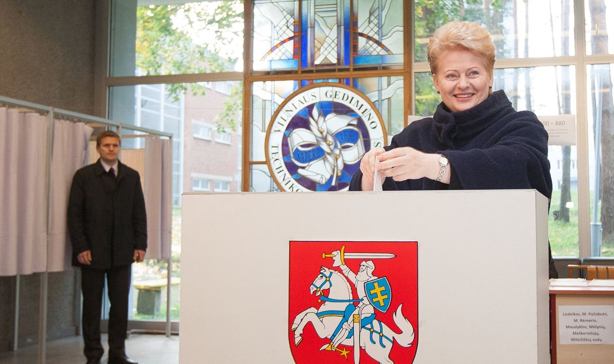 Dalia Grybauskaitė balsuoja Seimo rinkimuose