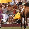 Princas Harry nukrito nuo arklio labdaringose polo varžybose