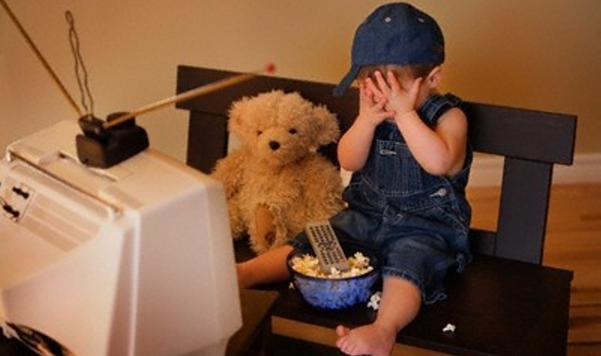 Vaikas žiūri televiziją