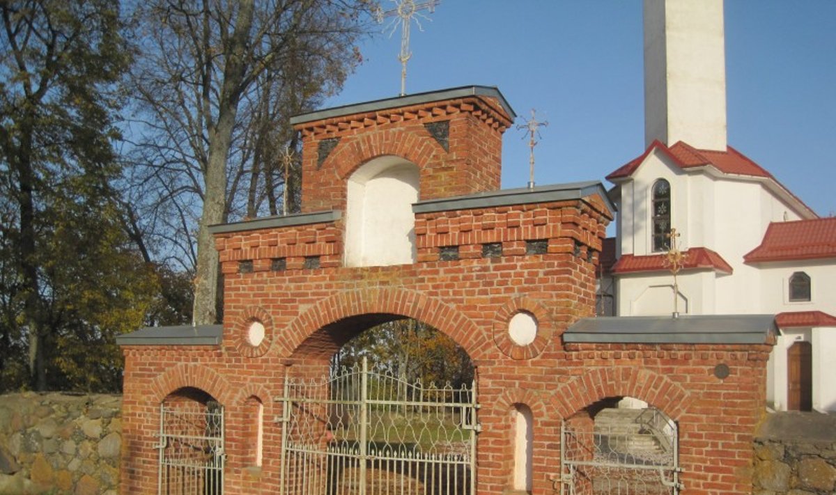 Gaurės miestelio senieji šventoriaus vartai