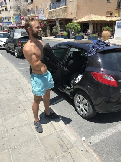 Delfi Kelionių ambasadoriaus, žurnalisto Orijaus Gasanovo padovanoti marškinėliai išgelbėjo lietuvį. Justinas persirengė iškarto gatvėje.